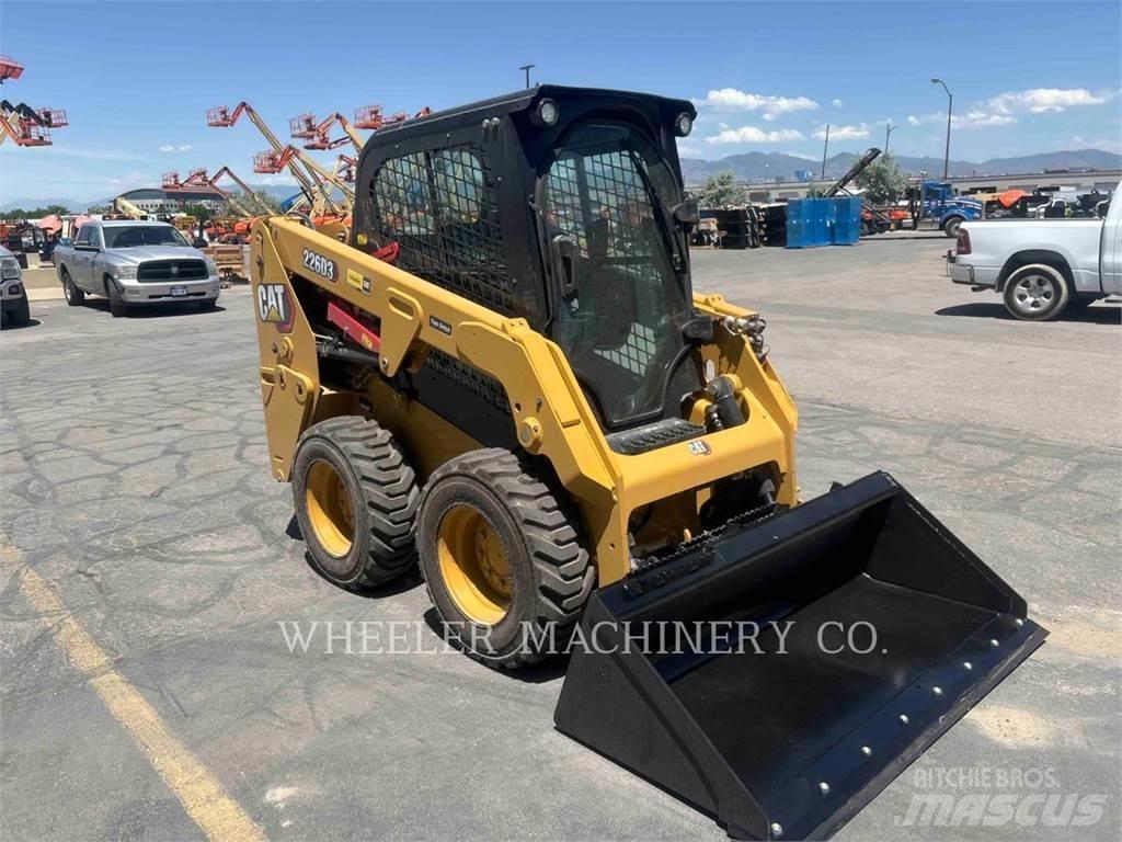 CAT 226D3 C3H2 Krautuvai su šoniniu pasukimu
