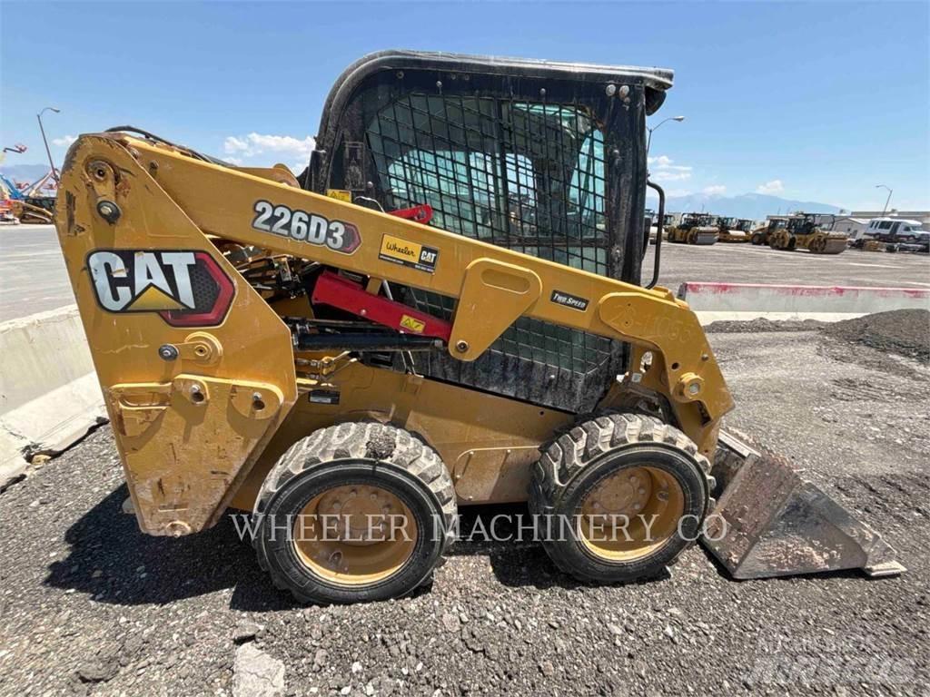 CAT 226D3 C3H2 Krautuvai su šoniniu pasukimu