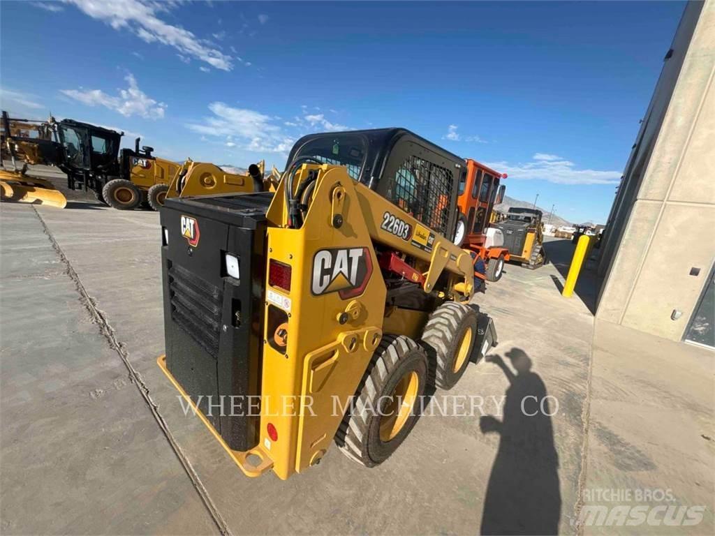 CAT 226D3 C3H2 Krautuvai su šoniniu pasukimu