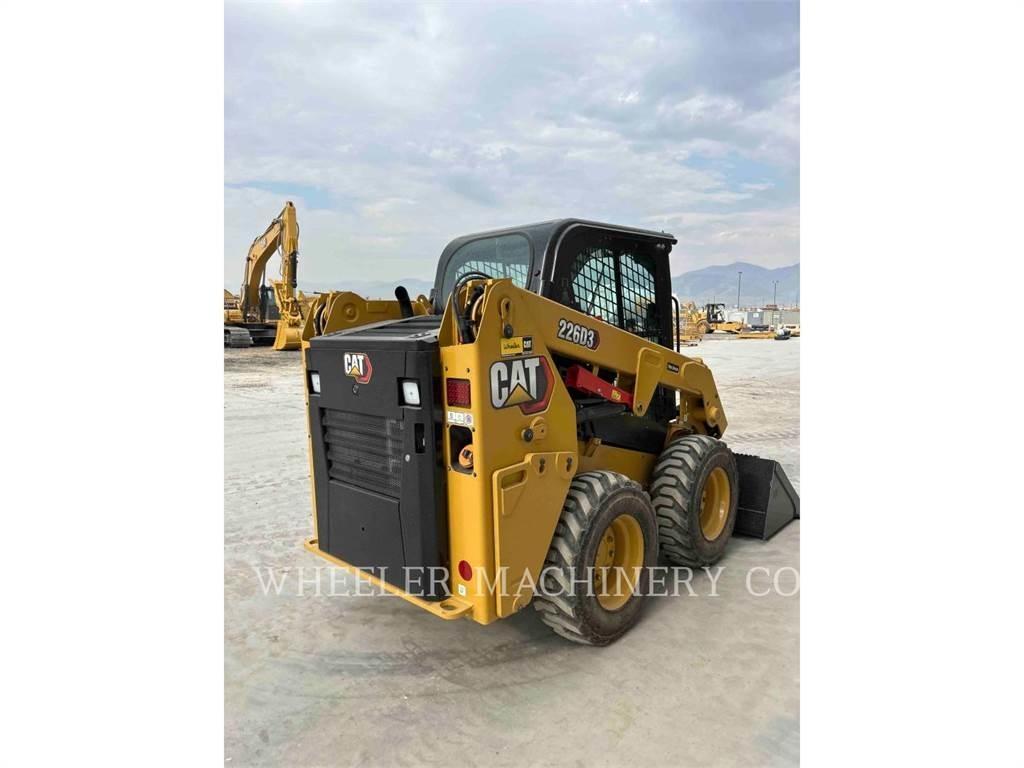 CAT 226D3 C3H2 Krautuvai su šoniniu pasukimu