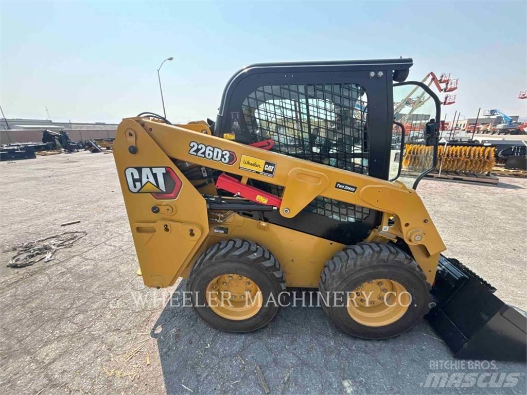 CAT 226D3 C3H2 Krautuvai su šoniniu pasukimu