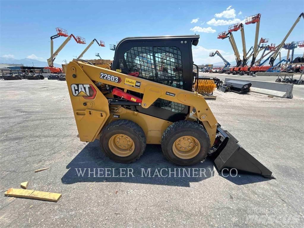 CAT 226D3 C3H2 Krautuvai su šoniniu pasukimu