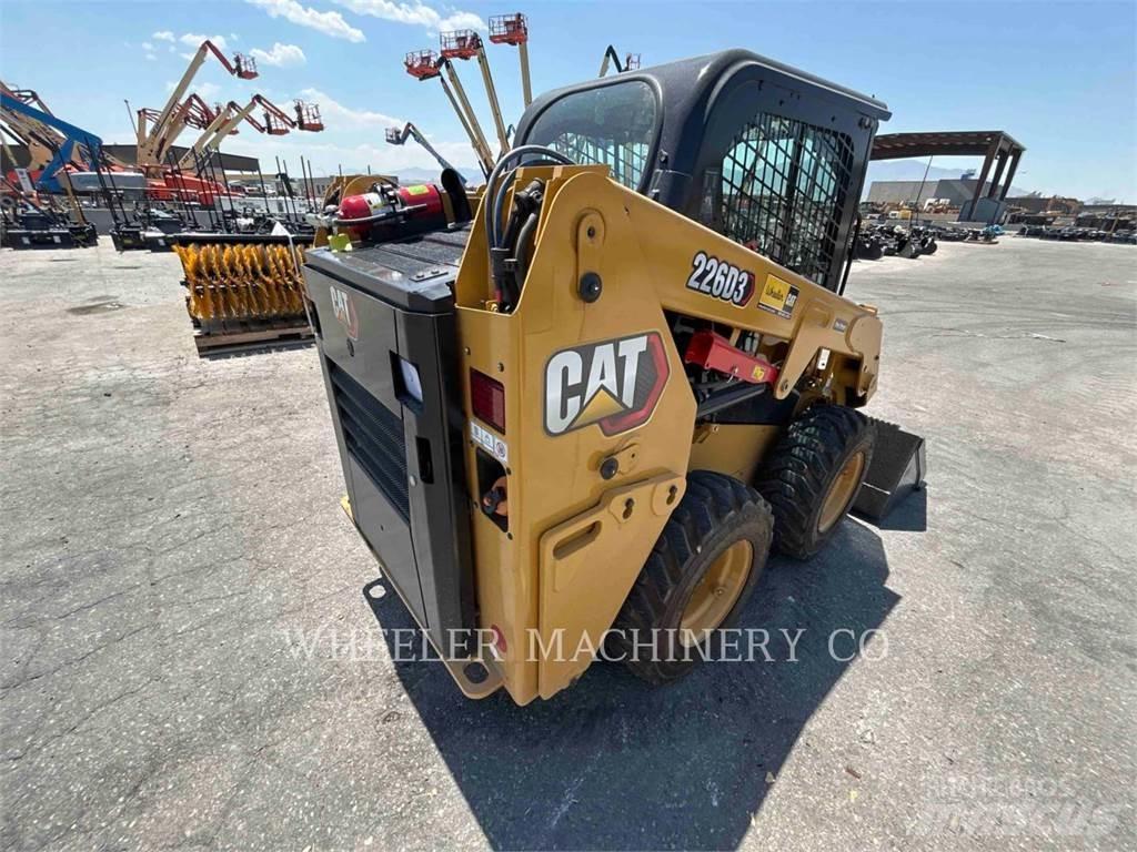 CAT 226D3 C3H2 Krautuvai su šoniniu pasukimu