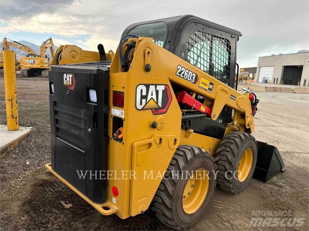 CAT 226D3 C3H2 Krautuvai su šoniniu pasukimu