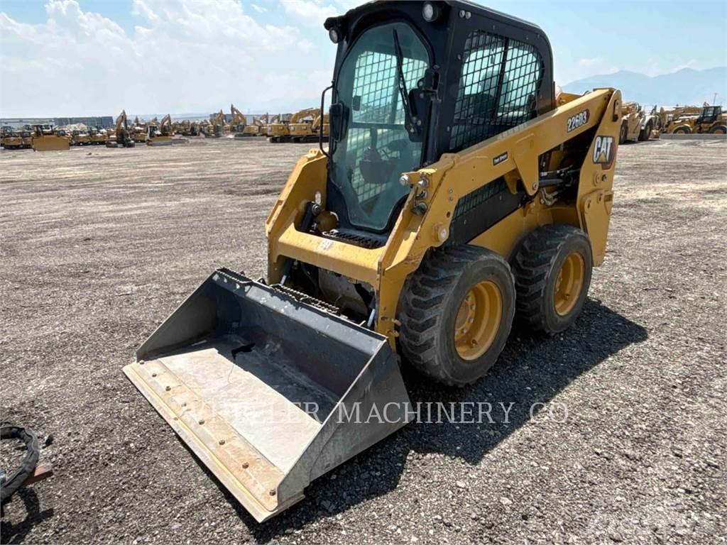 CAT 226D3 C3H2 Krautuvai su šoniniu pasukimu
