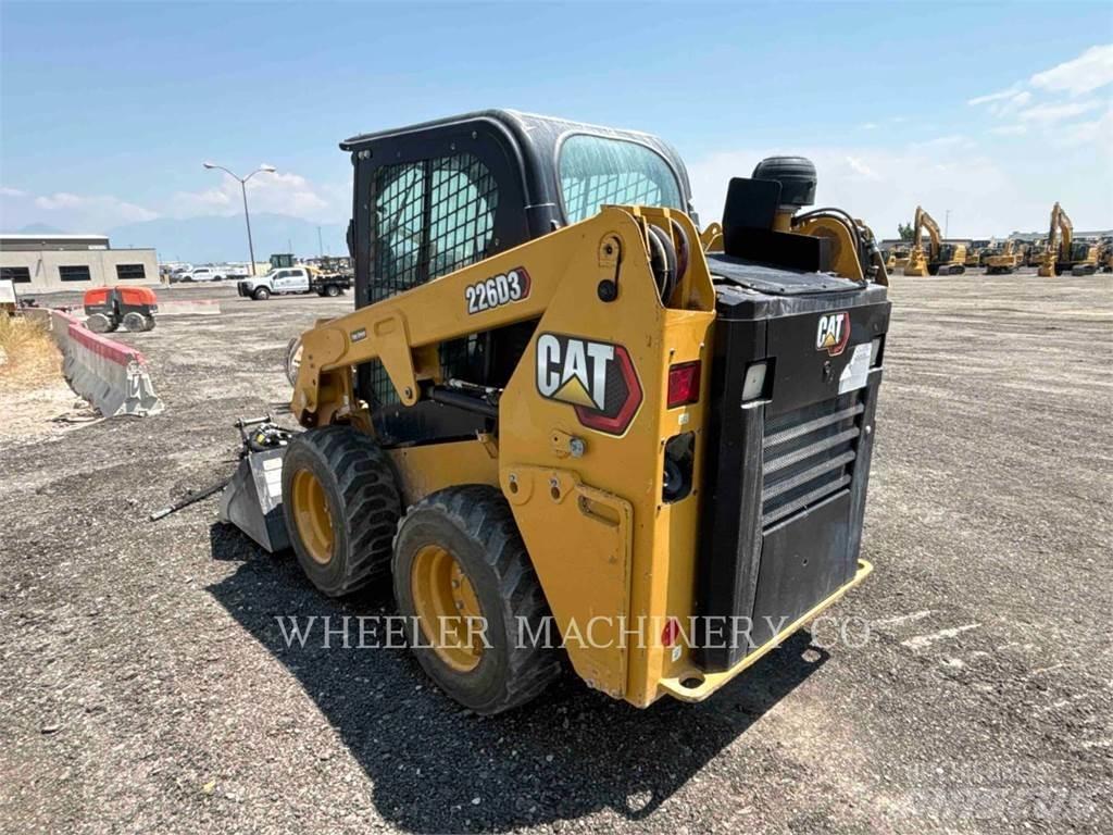 CAT 226D3 C3H2 Krautuvai su šoniniu pasukimu