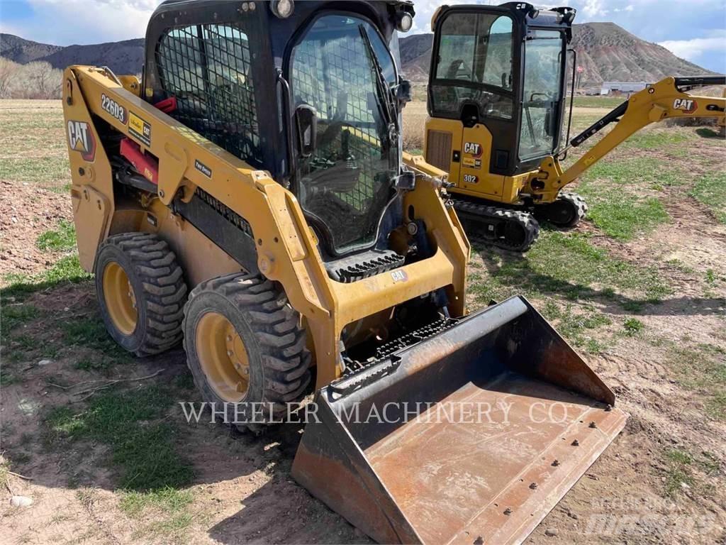 CAT 226D3 C3H2 Krautuvai su šoniniu pasukimu