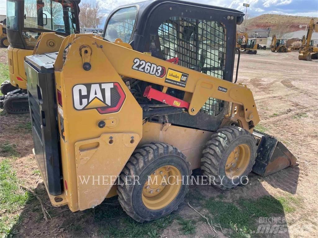 CAT 226D3 C3H2 Krautuvai su šoniniu pasukimu