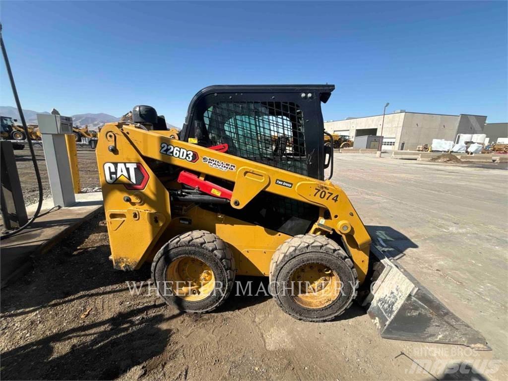 CAT 226D3 C3H2 Krautuvai su šoniniu pasukimu