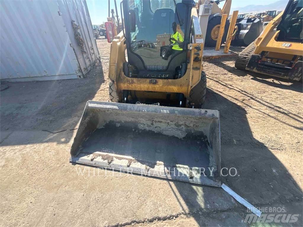 CAT 226D3 C3H2 Krautuvai su šoniniu pasukimu