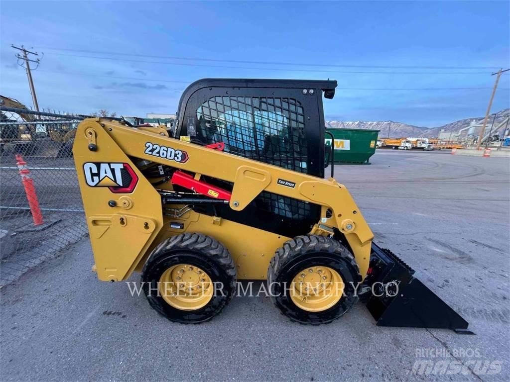 CAT 226D3 C3H2 Krautuvai su šoniniu pasukimu