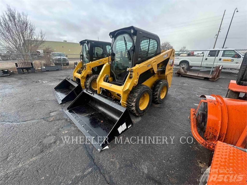 CAT 226D3 C3H2 Krautuvai su šoniniu pasukimu