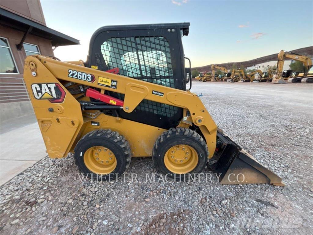 CAT 226D3 C3H2 Krautuvai su šoniniu pasukimu