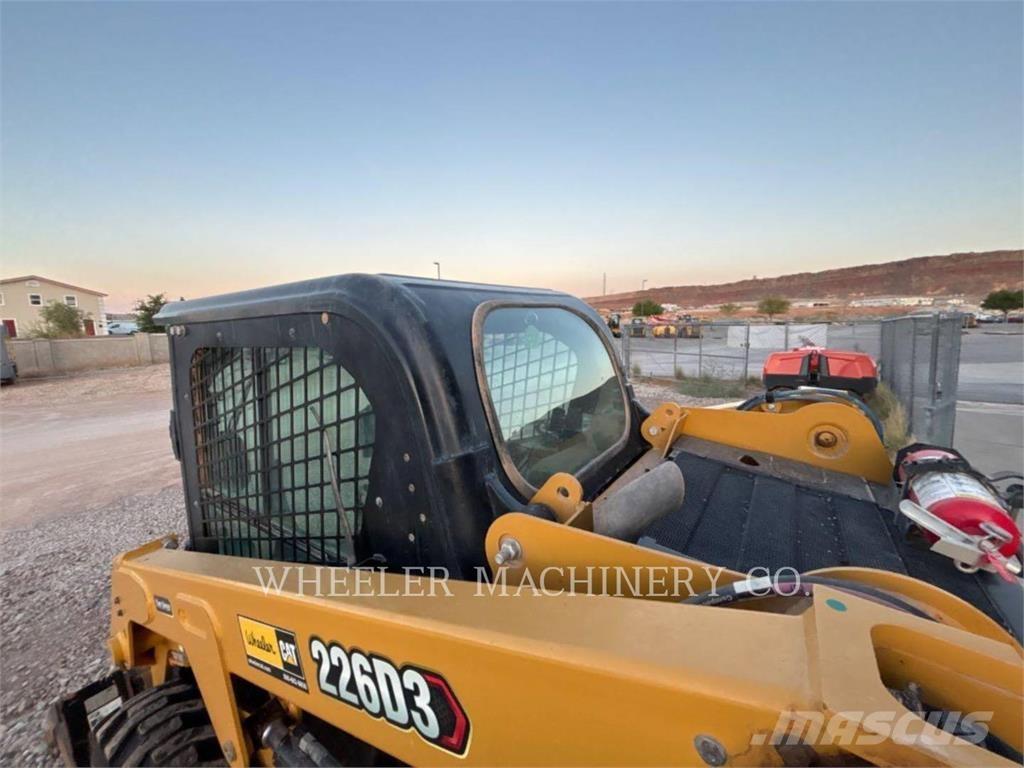 CAT 226D3 C3H2 Krautuvai su šoniniu pasukimu