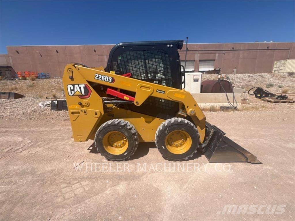 CAT 226D3 C3H2 Krautuvai su šoniniu pasukimu