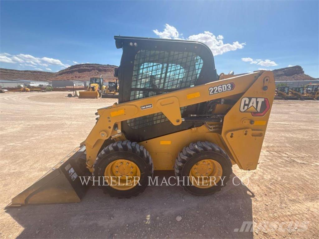 CAT 226D3 C3H2 Krautuvai su šoniniu pasukimu