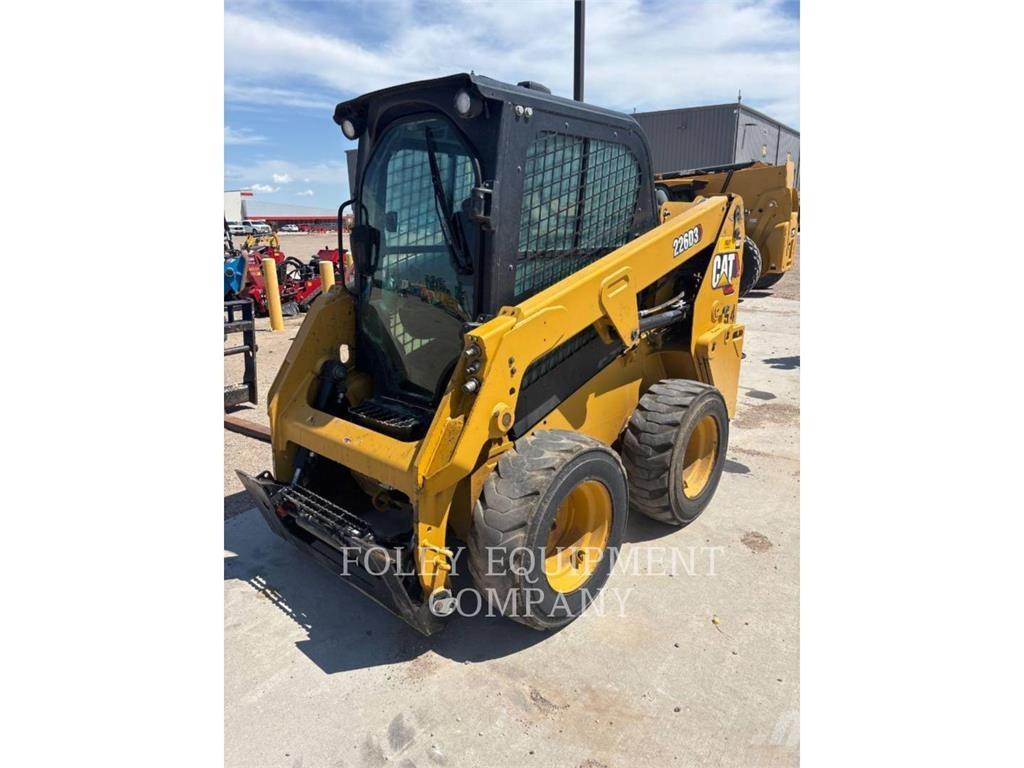 CAT 226D3STD1C Krautuvai su šoniniu pasukimu