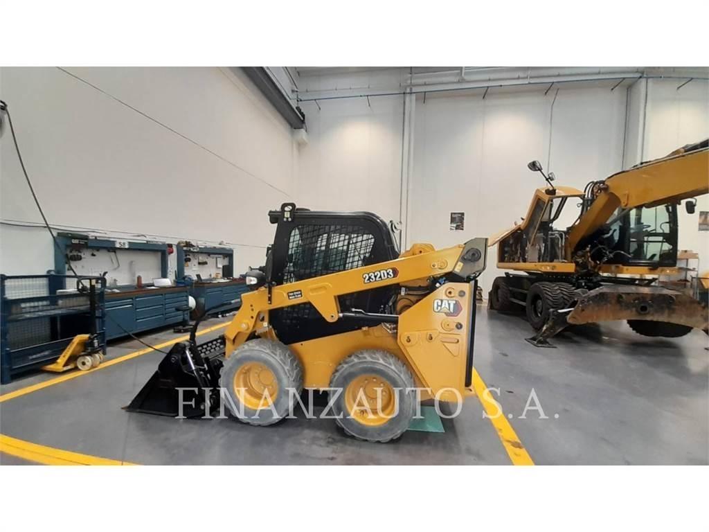 CAT 232D3 Krautuvai su šoniniu pasukimu