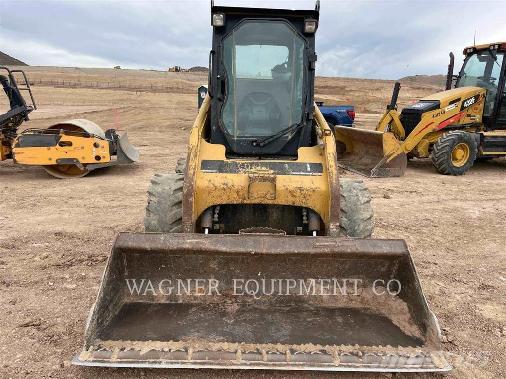 CAT 236B Krautuvai su šoniniu pasukimu