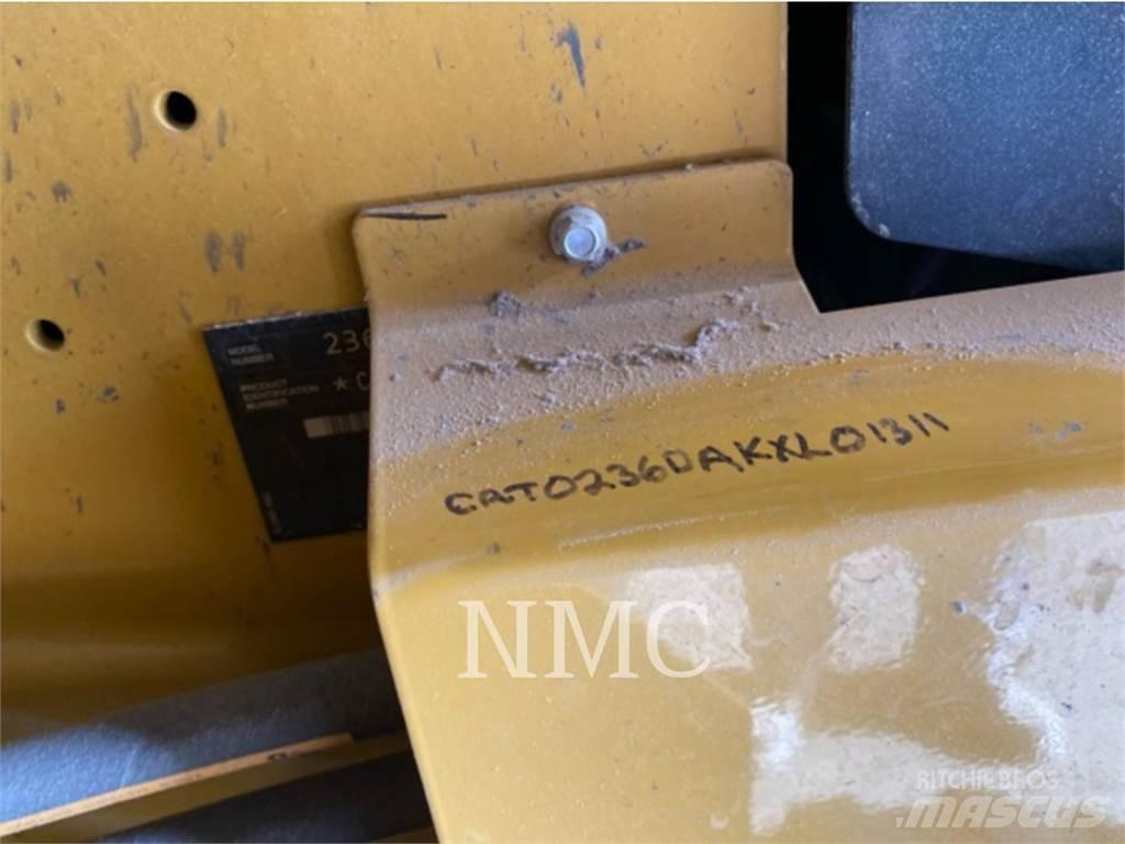CAT 236D Krautuvai su šoniniu pasukimu
