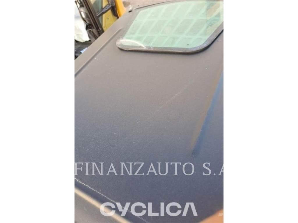 CAT 236D Krautuvai su šoniniu pasukimu
