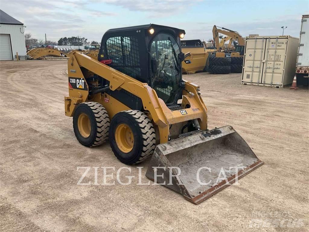 CAT 236D Krautuvai su šoniniu pasukimu
