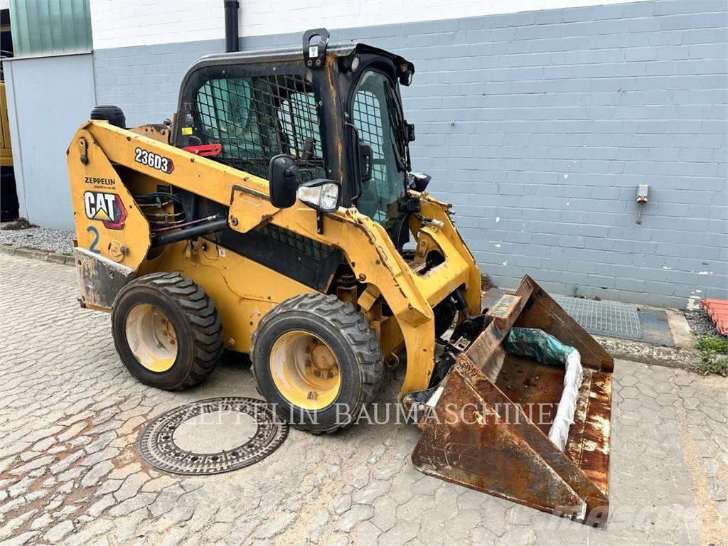 CAT 236D Krautuvai su šoniniu pasukimu