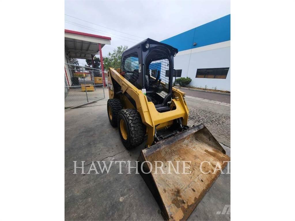 CAT 236D Krautuvai su šoniniu pasukimu