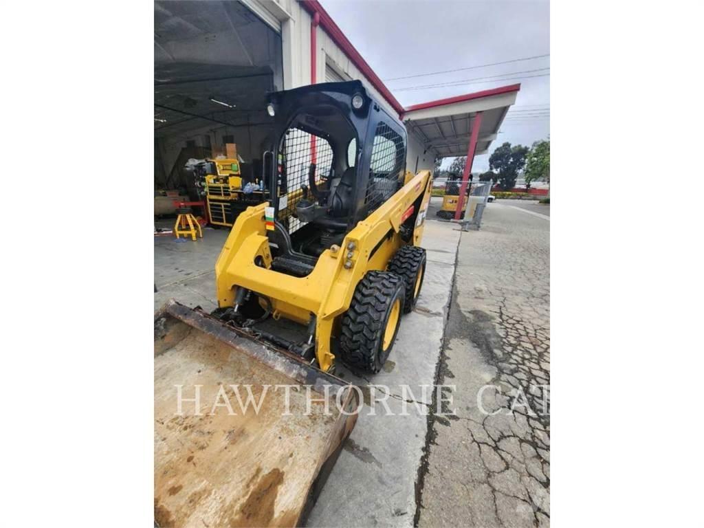 CAT 236D Krautuvai su šoniniu pasukimu