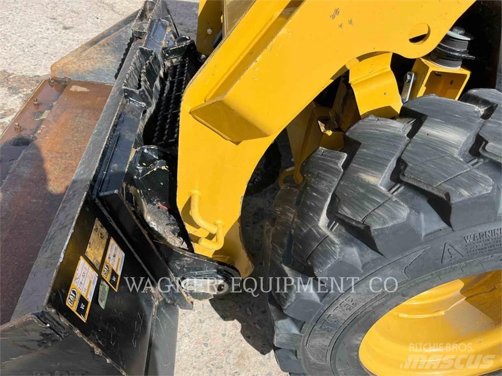 CAT 236D3 Krautuvai su šoniniu pasukimu