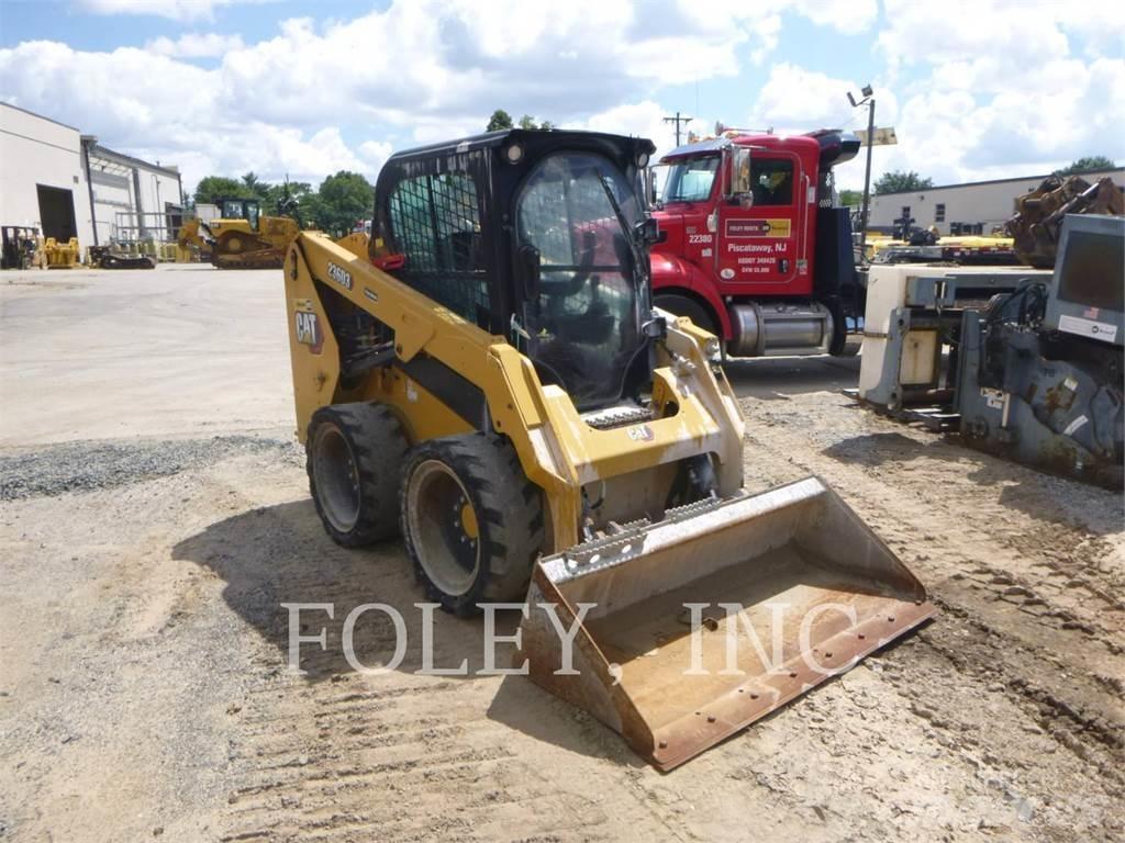 CAT 236D3 Krautuvai su šoniniu pasukimu