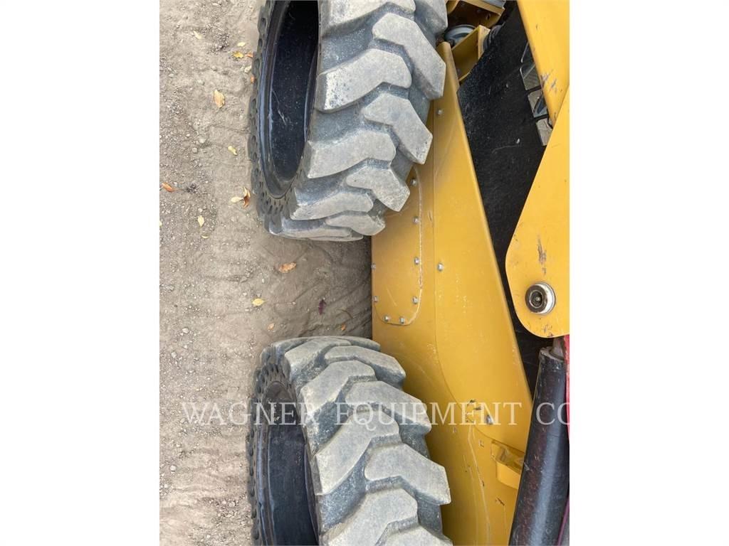 CAT 236D3 Krautuvai su šoniniu pasukimu