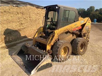 CAT 236D3 Krautuvai su šoniniu pasukimu