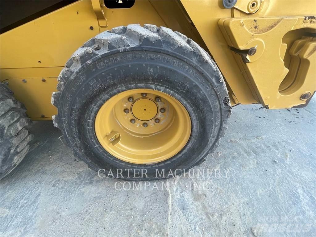 CAT 236D3 Krautuvai su šoniniu pasukimu
