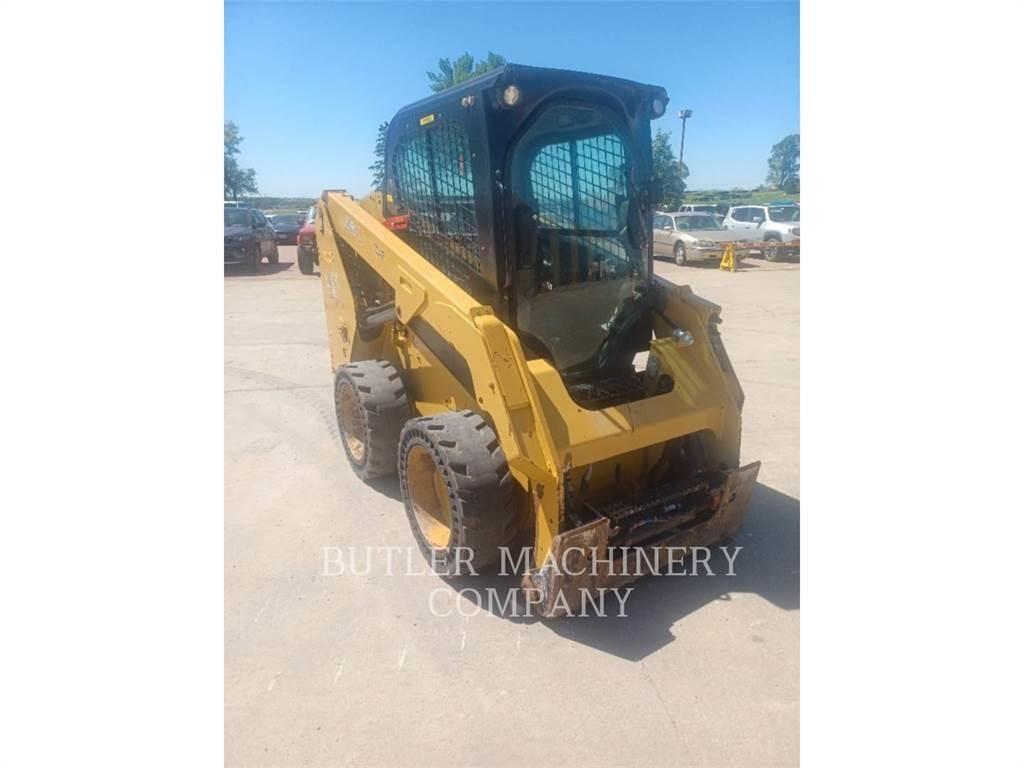 CAT 236D3 Krautuvai su šoniniu pasukimu