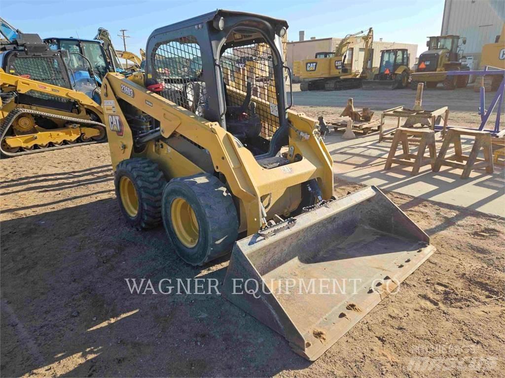 CAT 236D3 Krautuvai su šoniniu pasukimu