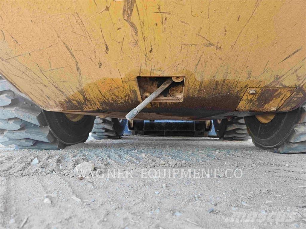CAT 236D3 Krautuvai su šoniniu pasukimu