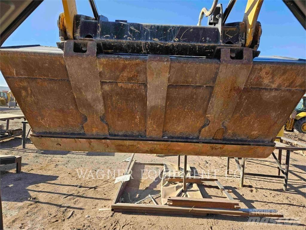 CAT 236D3 Krautuvai su šoniniu pasukimu