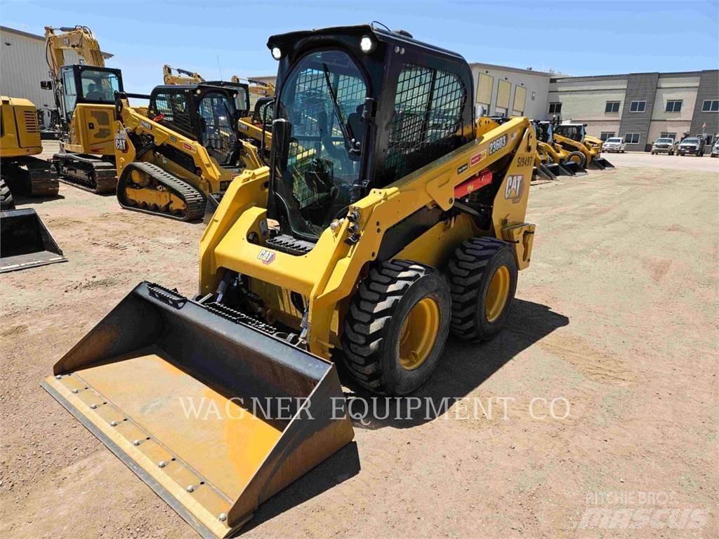 CAT 236D3 Krautuvai su šoniniu pasukimu