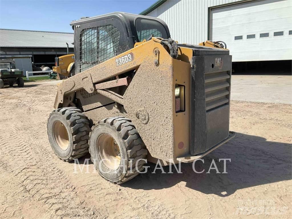 CAT 236D3 A2Q Krautuvai su šoniniu pasukimu