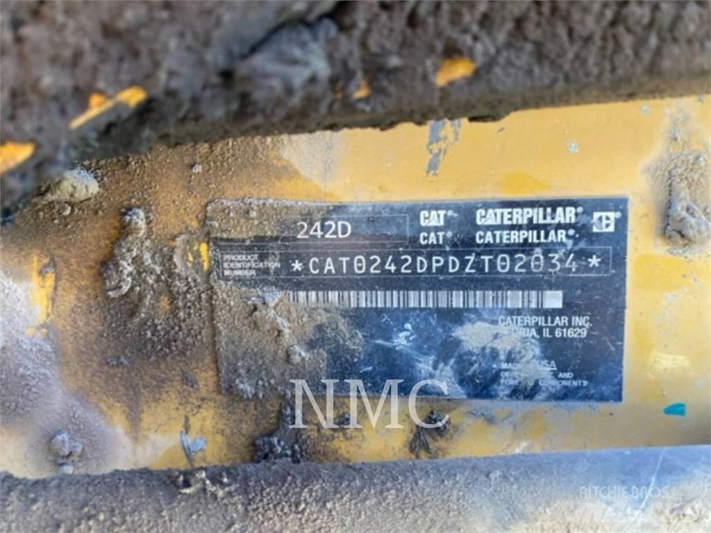 CAT 242D Krautuvai su šoniniu pasukimu