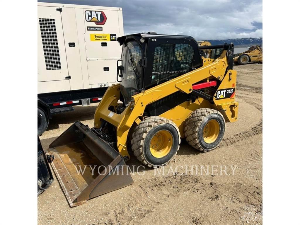 CAT 242D Krautuvai su šoniniu pasukimu