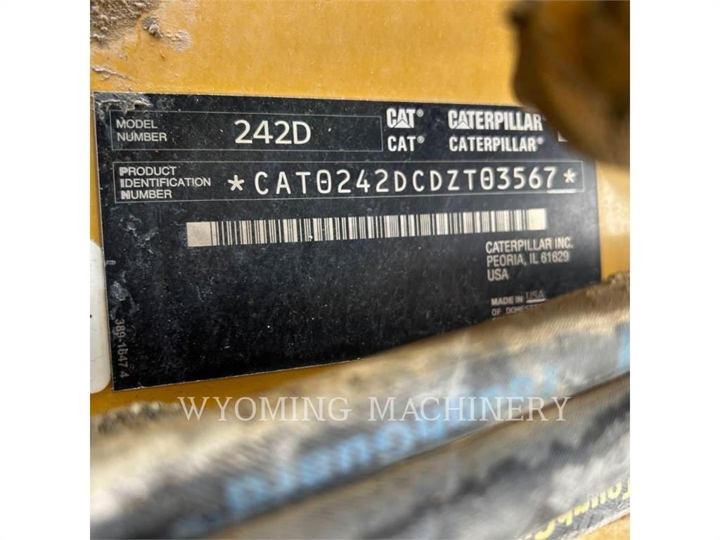 CAT 242D Krautuvai su šoniniu pasukimu
