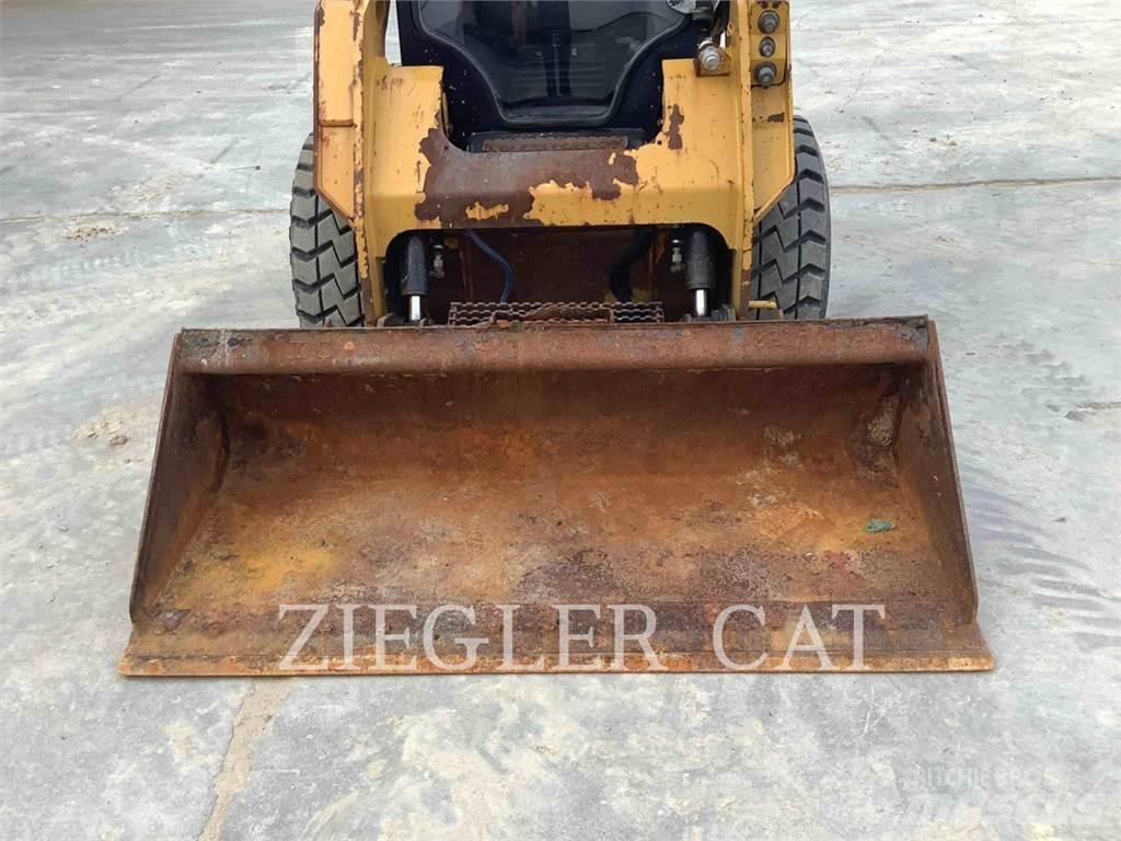 CAT 242D Krautuvai su šoniniu pasukimu