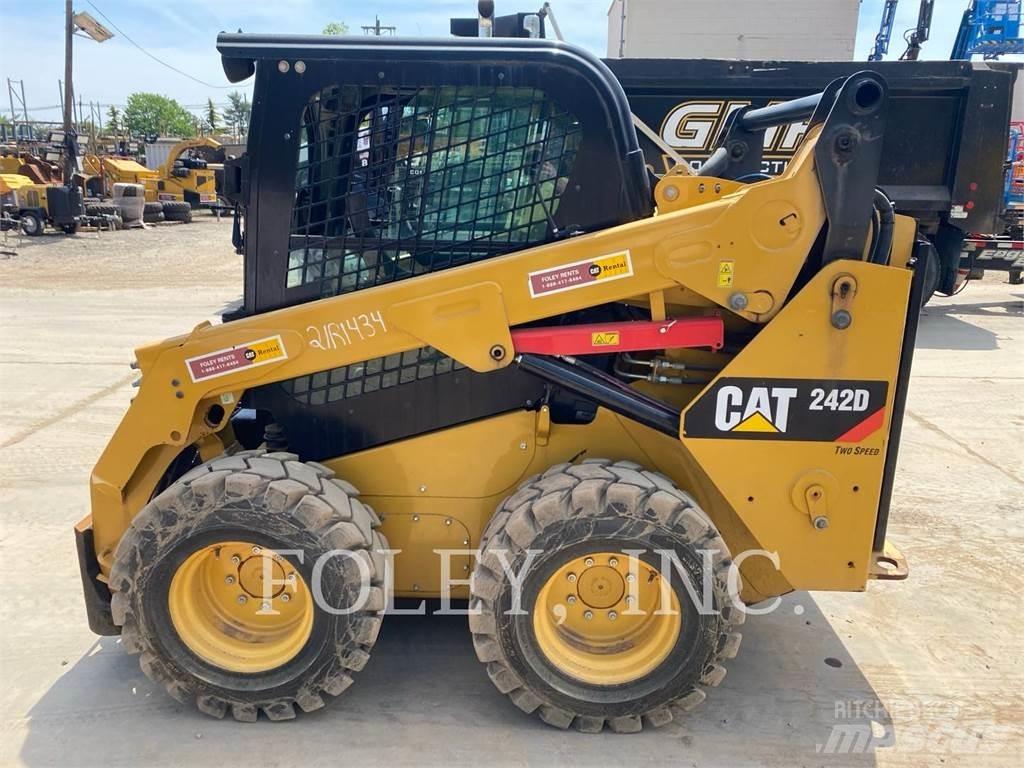 CAT 242D Krautuvai su šoniniu pasukimu