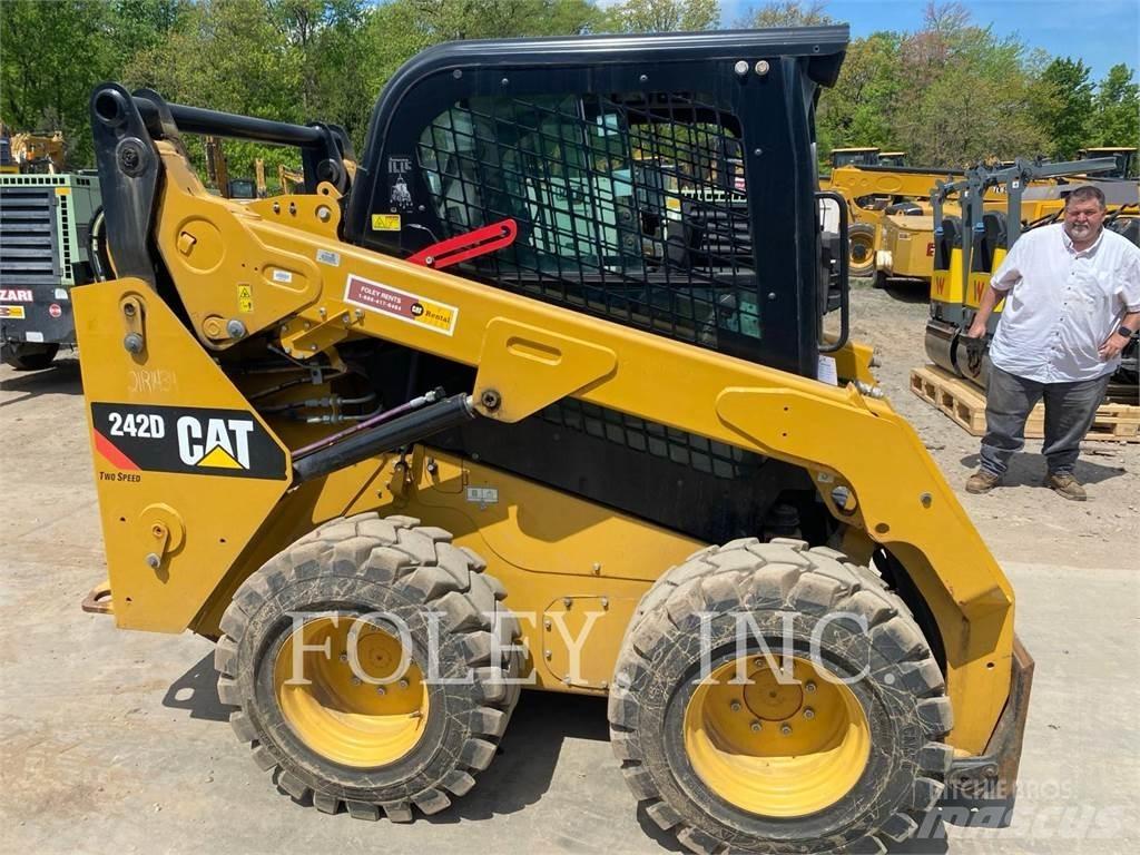 CAT 242D Krautuvai su šoniniu pasukimu