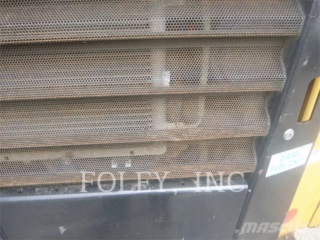 CAT 242D Krautuvai su šoniniu pasukimu