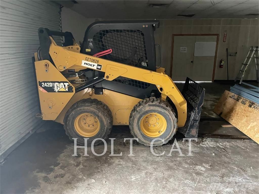 CAT 242D Krautuvai su šoniniu pasukimu