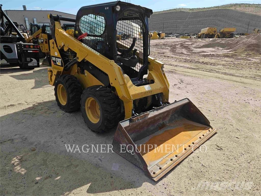 CAT 242D Krautuvai su šoniniu pasukimu