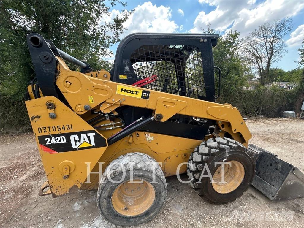 CAT 242D Krautuvai su šoniniu pasukimu
